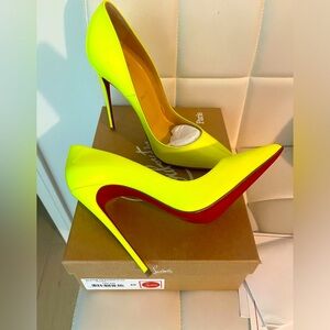 YELLOW SO KATES NEVER WORN, INCLUDES BOX, DUSTERS, AND PAPERWORK.